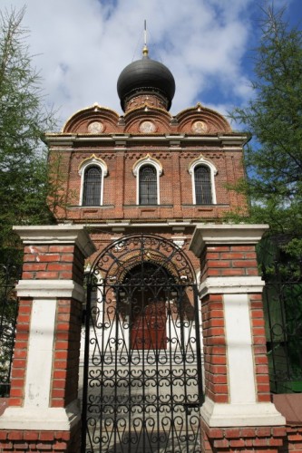Кирпичная церковь в Москве