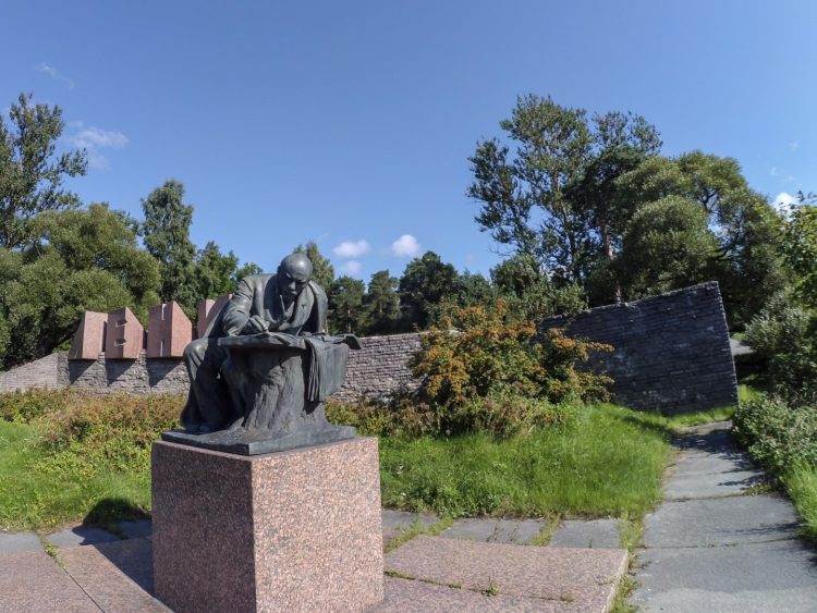 Памятник Ленину в Разливе