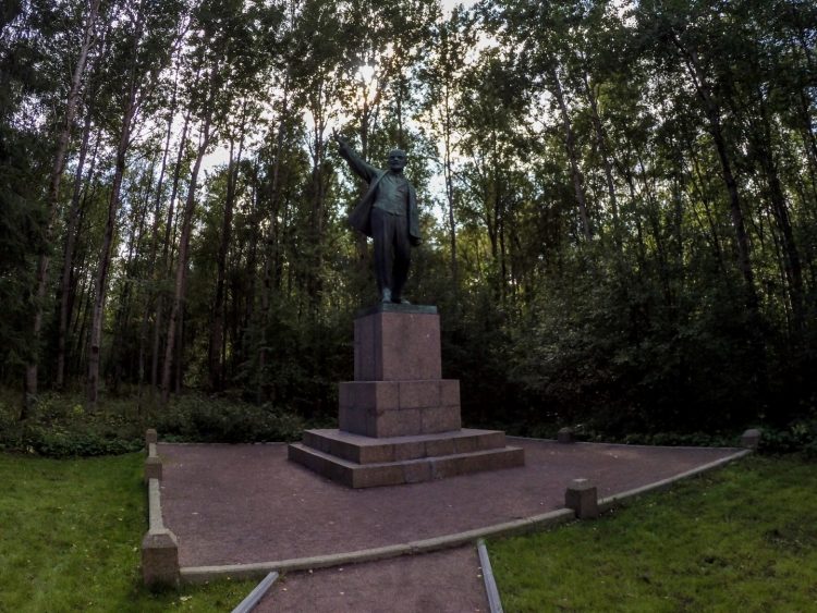 Памятник Ленину в Разливе
