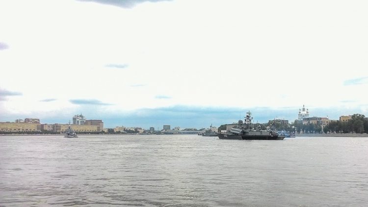 Стоянка кораблей, участников парада, около моста Петра Великого