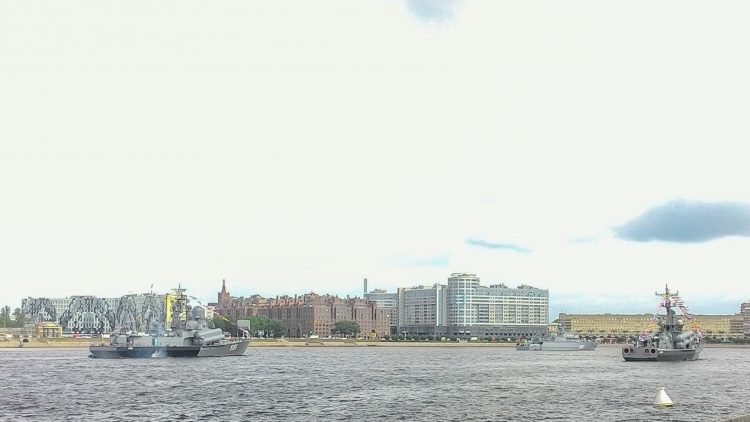 Parking of parade participants ships near Peter the Great's bridge