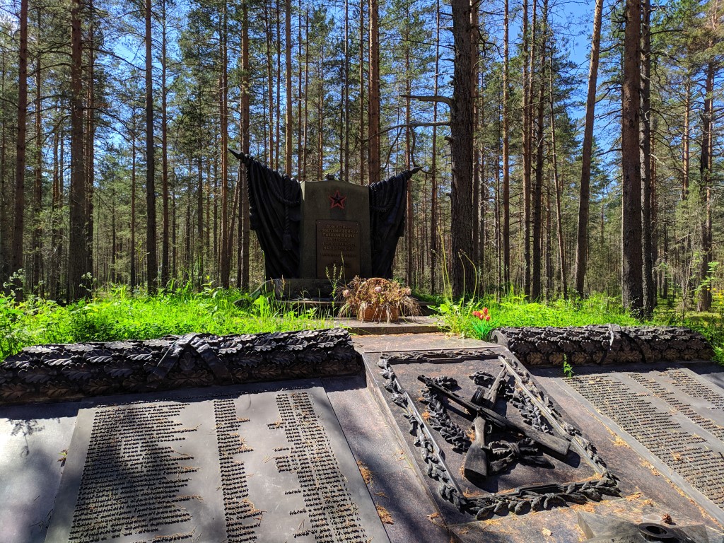 Братская могила советских воинов в поселке Серово
