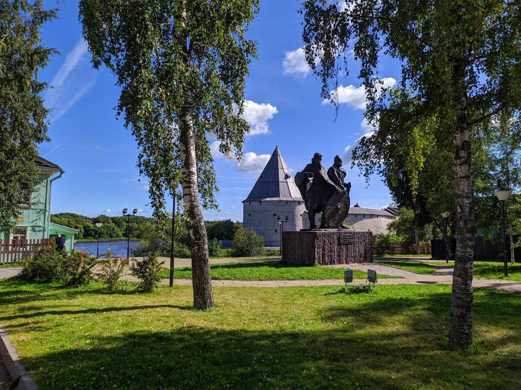 Памятник Рюрику и Вещему Олегу