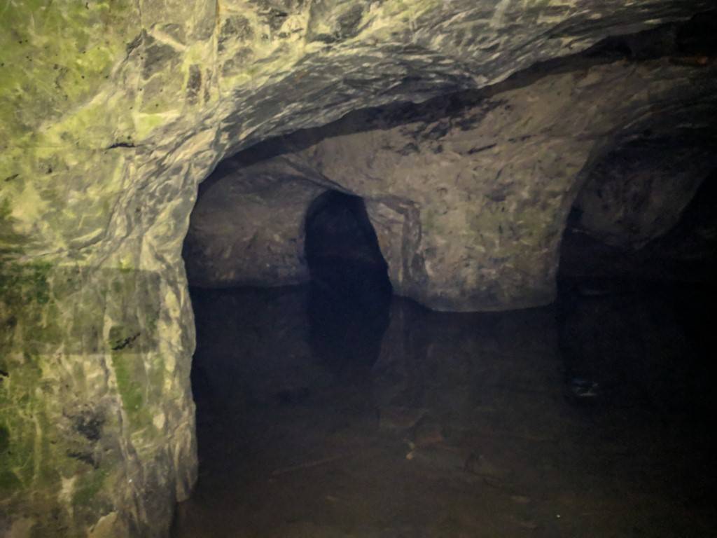 Староладожская пещера