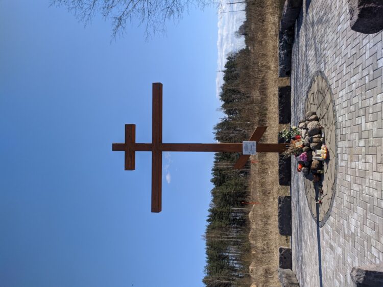Крест около поворота к мемириалу
