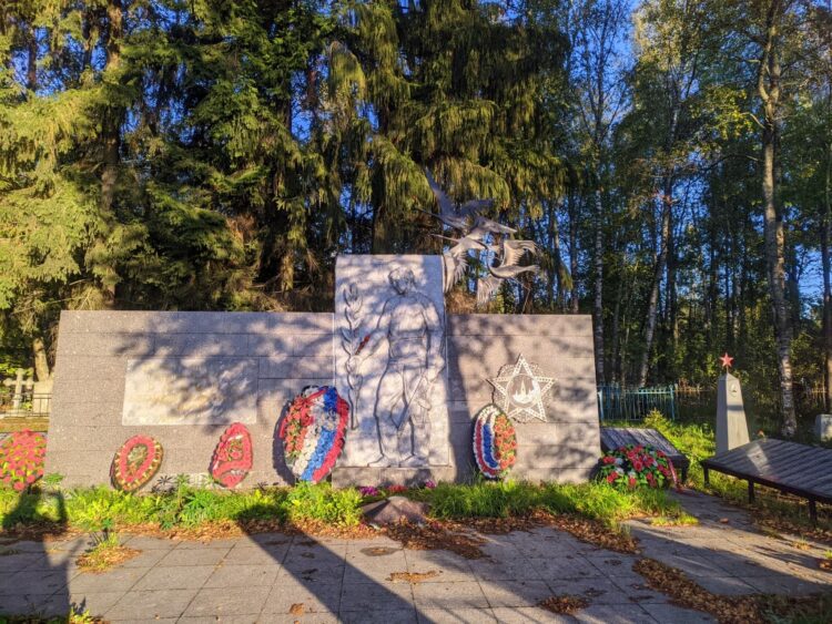 Братское кладбище советских воинов - Посёлок им. Морозова