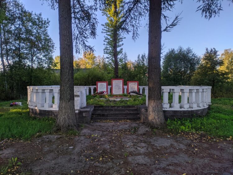 Мемориал героям революции 1919г - поселок им. Морозова