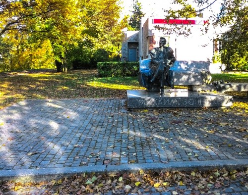Памятник Зощенко в Сестрорецке