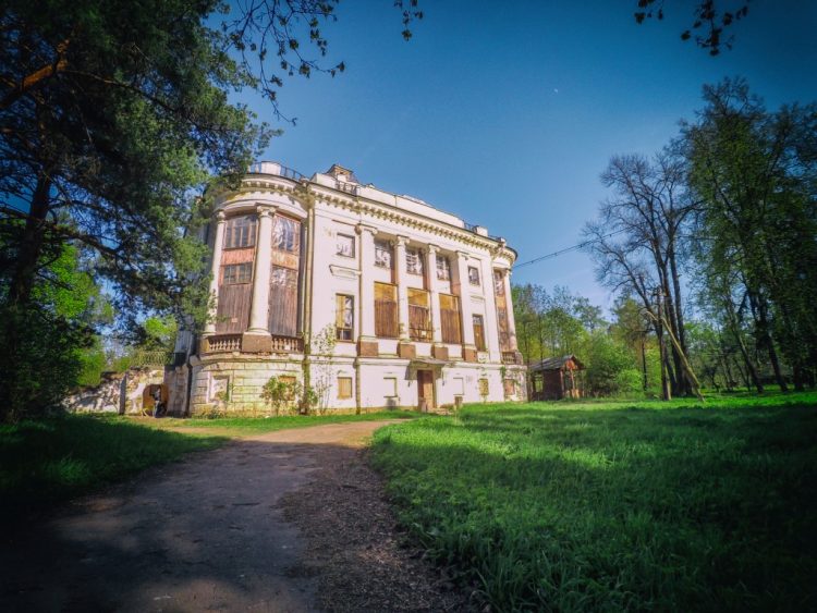 The manor house - west facade