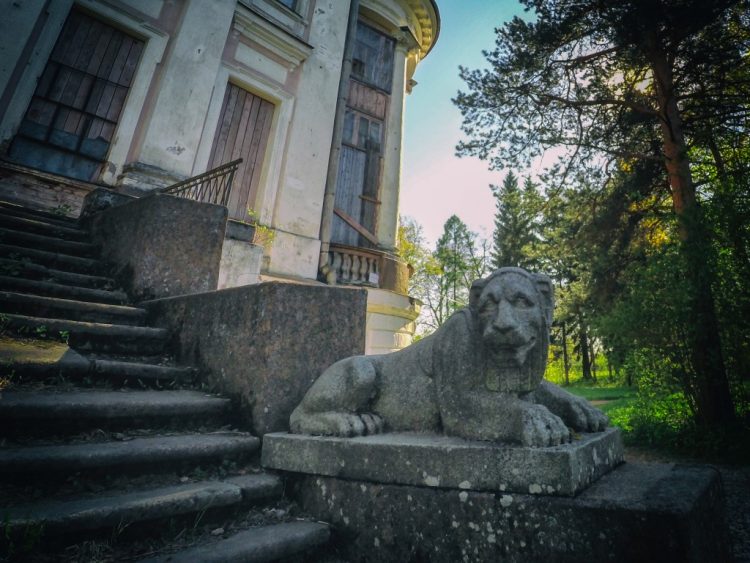 The manor house - front staircase with lions