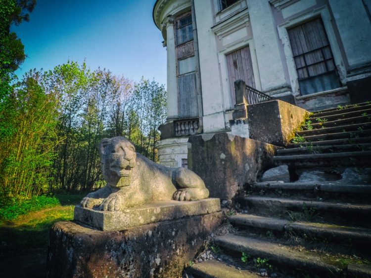 The manor house - front staircase with lions