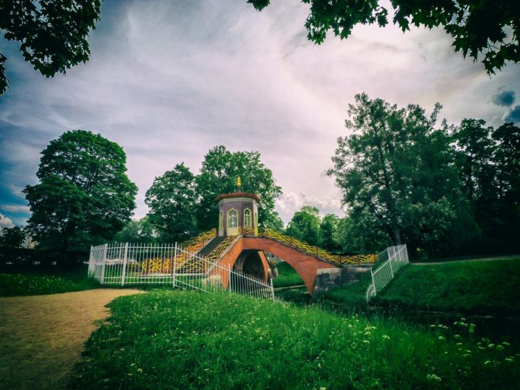 Cross bridge with pergola