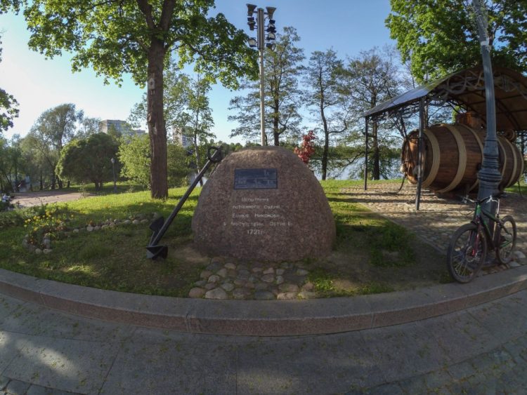 Stone with the anchor and a commemorative plaque