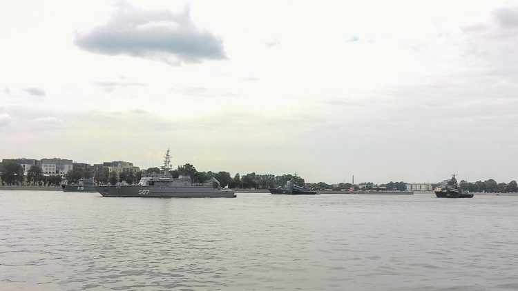 Стоянка кораблей, участников парада, около моста Петра Великого