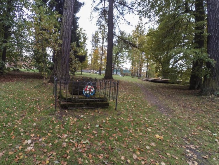 Памятник-кенотаф Николаю Оленину