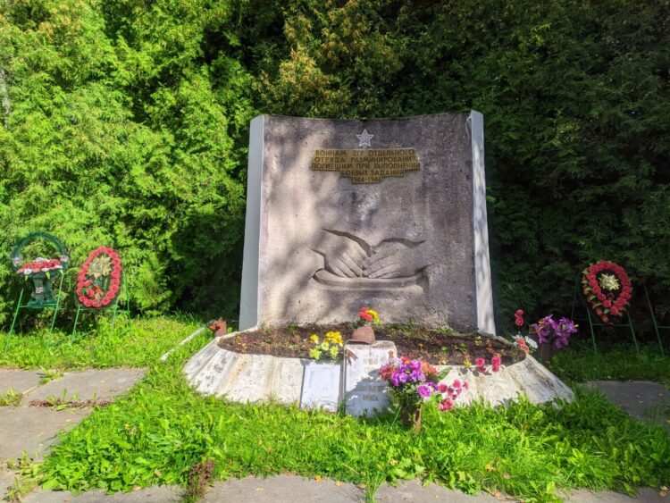 Мемориал "Братская могила воинов-саперов" - Дачное