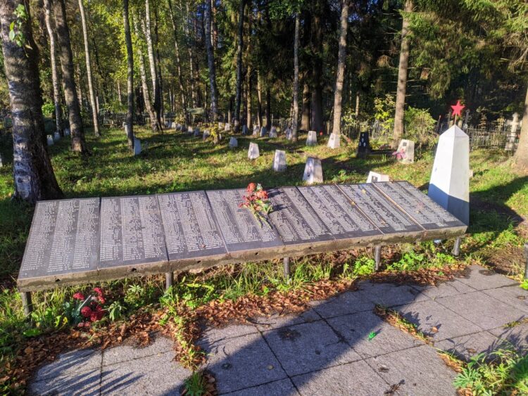 Братское кладбище советских воинов - Посёлок им. Морозова