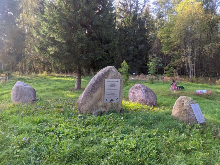Памятный знак «Винтовка» и братская могила советских воинов