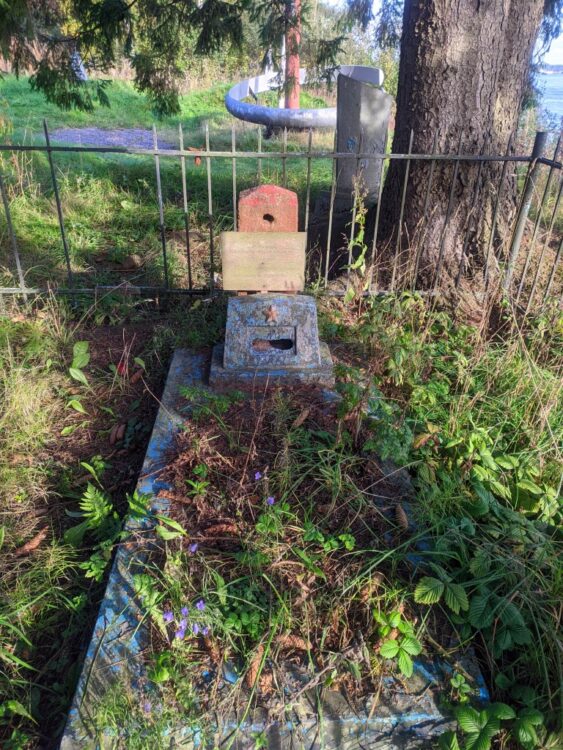 Памятный знак «Винтовка» и братская могила советских воинов